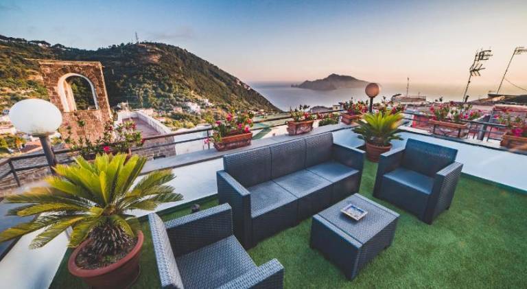 House with yard, barbecue & jacuzzi — photo 2
