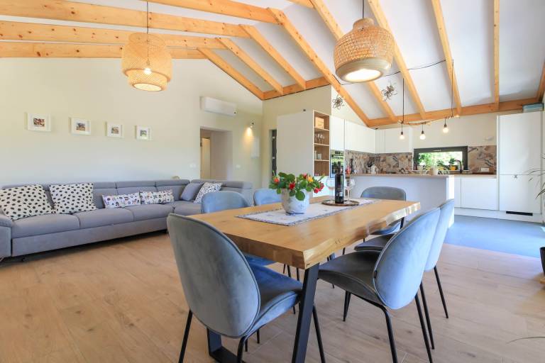 Villa with pool, BBQ & patio — photo 4