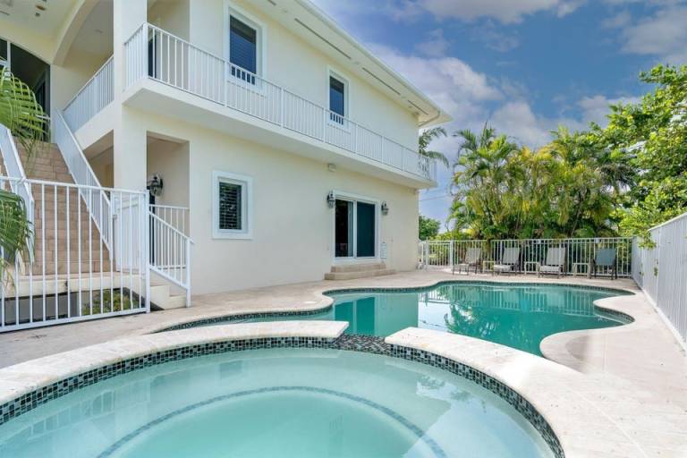 Angler & Ale Waterfront Pool Home, Hot Tub & 60' Dock! — photo 4