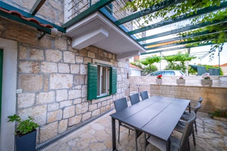 Apartment with garden & patio | Garden view — photo 3