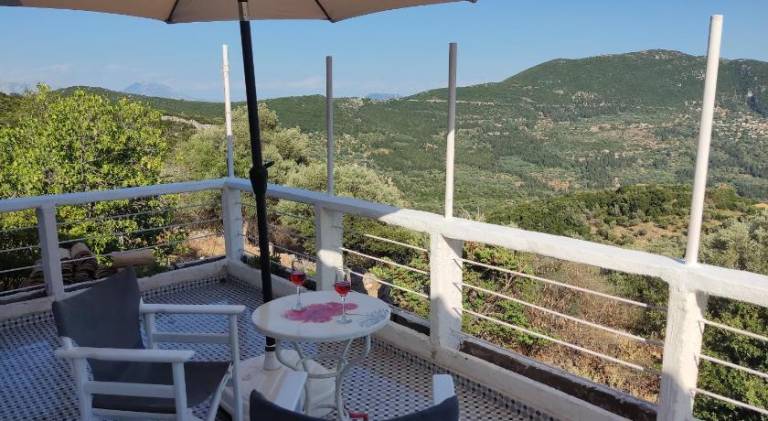 Lovely vacation home with jacuzzi, yard & patio | Pets are welcome — photo 2