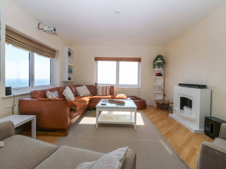 Cottage with terrace & yard | Beach view | Beach nearby | Pets are welcome — photo 5