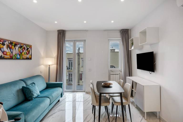 Apartment 'Luxury - Zona Lungomare' with Balcony, Wi-Fi and Air Conditioning in Naples