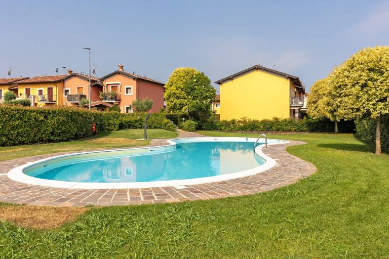 Vacation home with pool — photo 4