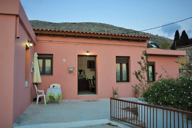 Holiday Home 'House For Rent In Apostolous' with Mountain View, Private Garden and Wi-Fi in Heraklion