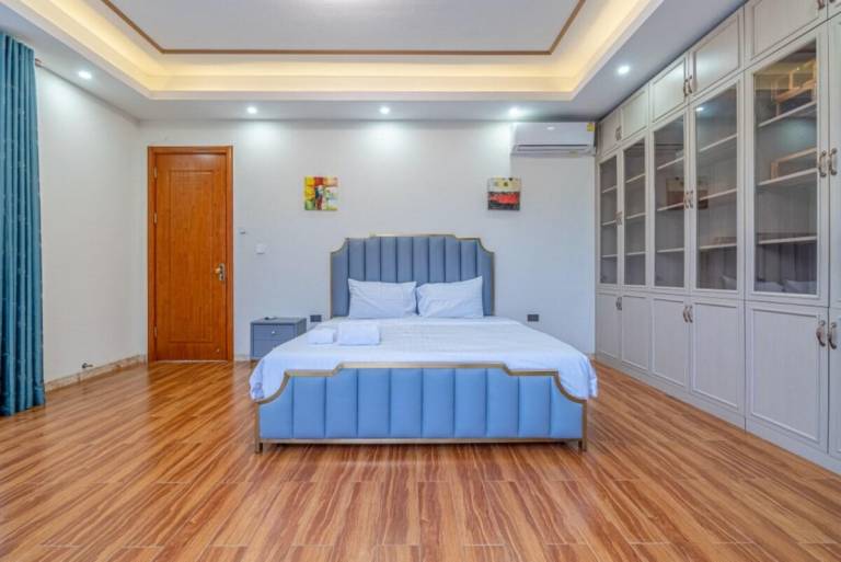 Villa with 5 rooms for 12 persons — photo 2