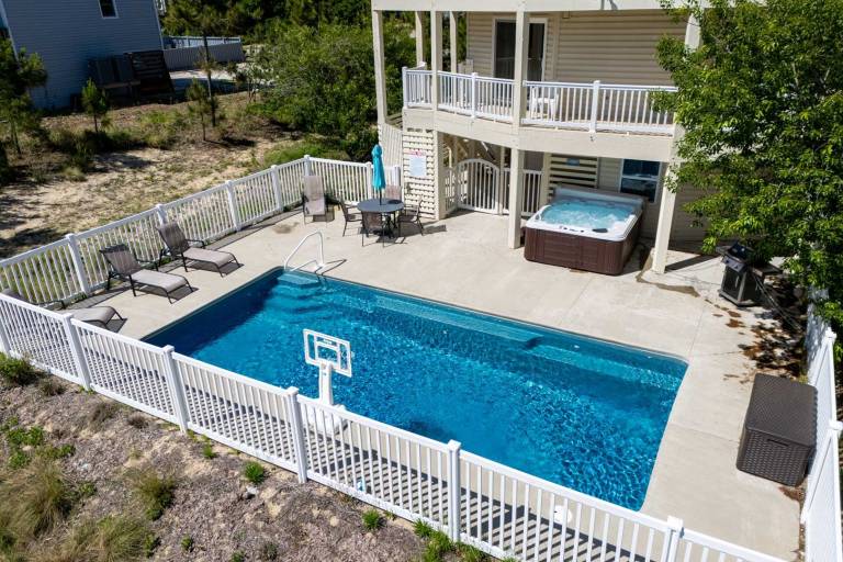 Family-oriented vacation home with jacuzzi, private pool & barbecue | City view | Next to the beach | Dogs allowed — photo 3