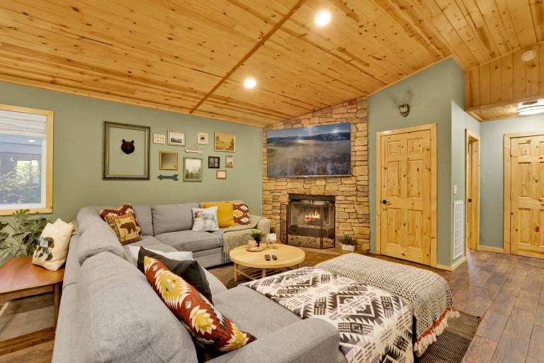 Country Club Cabin Fenced Yard, Dog-friendly cabin in heart of Big Bear with hot tub. in San Bernardino, CA