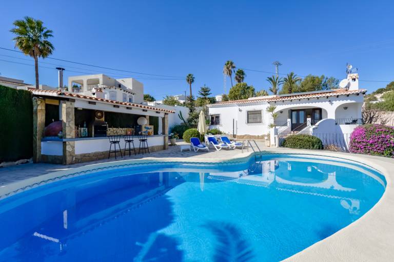 Fully equipped lovely villa with barbecue, private pool & yard | Pets are welcome in Mora