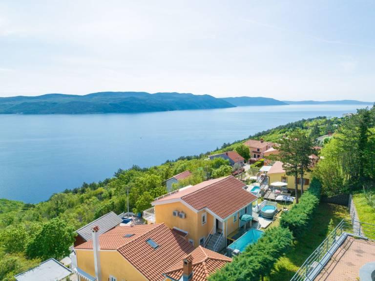 Fully equipped lovely vacation home with yard, pool & BBQ | Pets are welcome — photo 2
