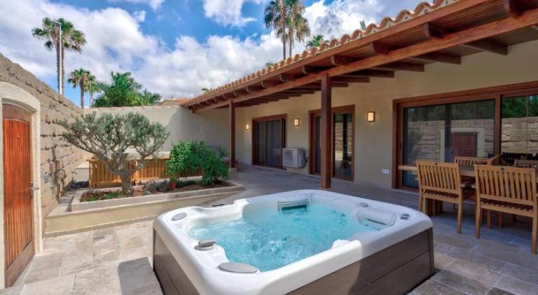 Vacation home with yard & patio in Adeje