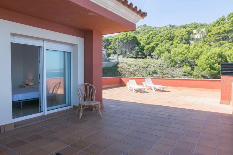 Holiday apartment with yard, patio & pool — photo 4