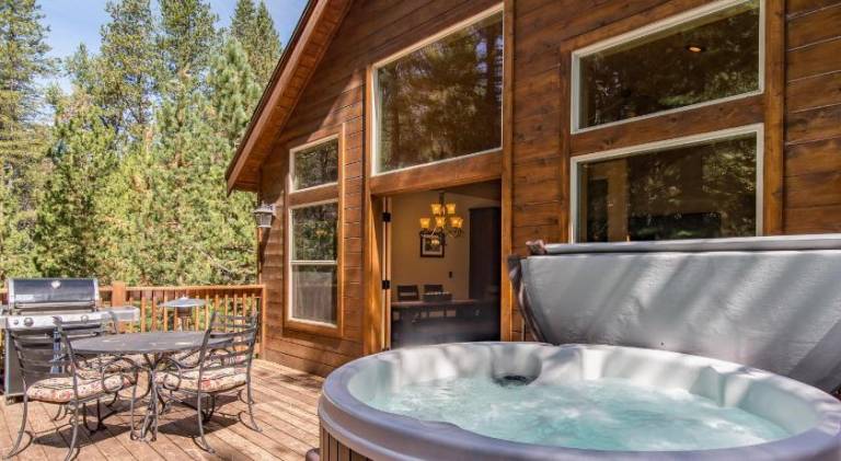 Wonderful vacation home with jacuzzi & pool | Pets allowed in Truckee, CA