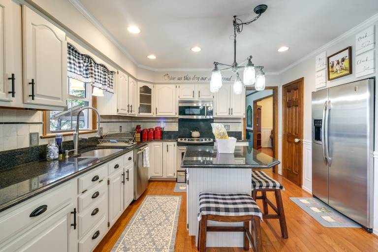 Pool, Hot Tub & Fun! Family Home Near Quantico — photo 3