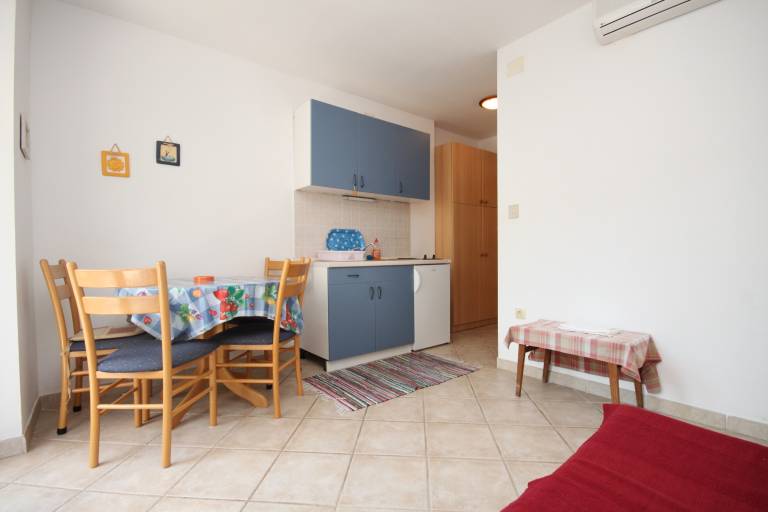 One bedroom apartment near beach Podgora, Makarska (A-6725-a) — photo 3
