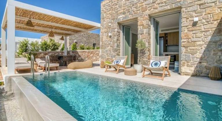Villa with private pool, yard & patio in Paro