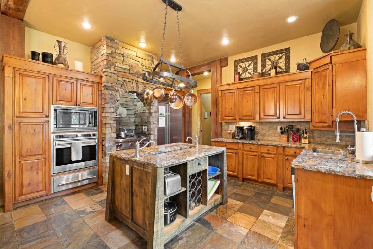 Family-friendly house with barbeque & hot tub | River view | Good for workation | Dogs allowed — photo 3