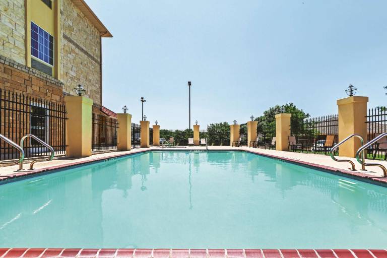 La Quinta Inn & Suites by Wyndham Granbury — photo 4