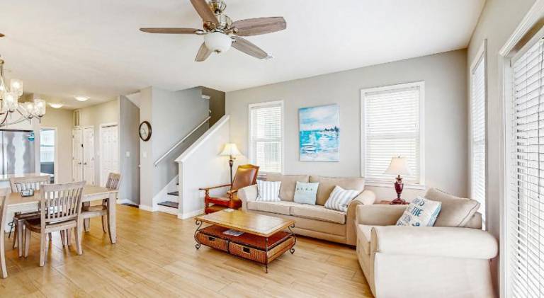 Spacious Seabreeze Trail home with gulf views & shared pool - short walk to beach — photo 2