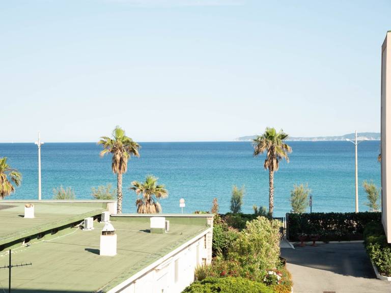 Cozy studio in Lavandou with parking, steps from the beach — photo 2