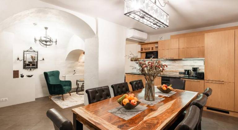 Holiday apartment with jacuzzi | Next to Town Hall Square — photo 2