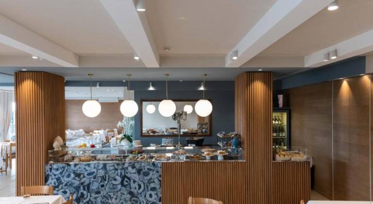 Kiss Beachfront Hotel & Restaurant — photo 2