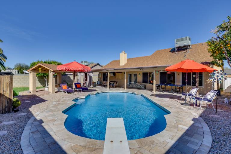 Glendale Entertainment Hub Family Home w Pool