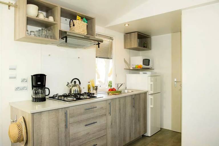 Camping La Plage d'Argens - Mobile home Comfort 1 bdr. 2 pers. Covered Decking A/C TV — photo 3
