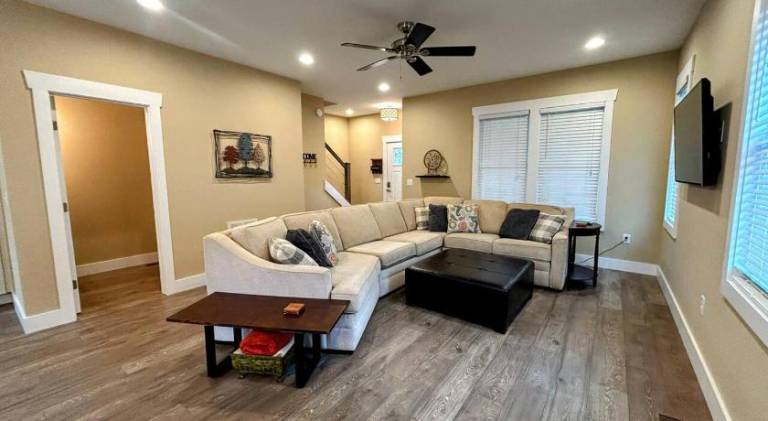 Vacation home with hot tub | Dogs allowed — photo 2