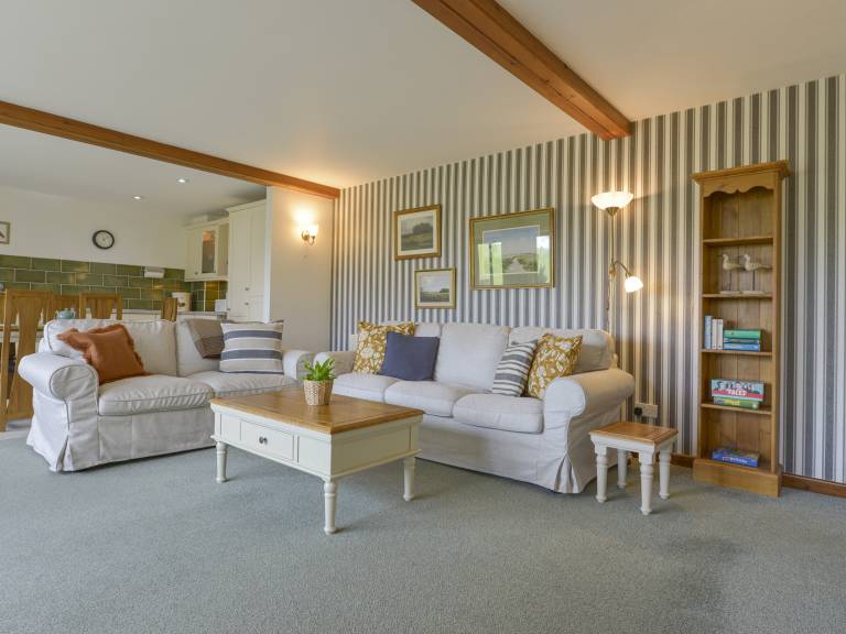 Cottage with garden — photo 3