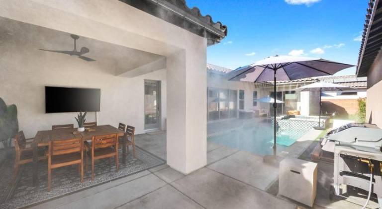 Vacation home with BBQ, jacuzzi & private pool — photo 5