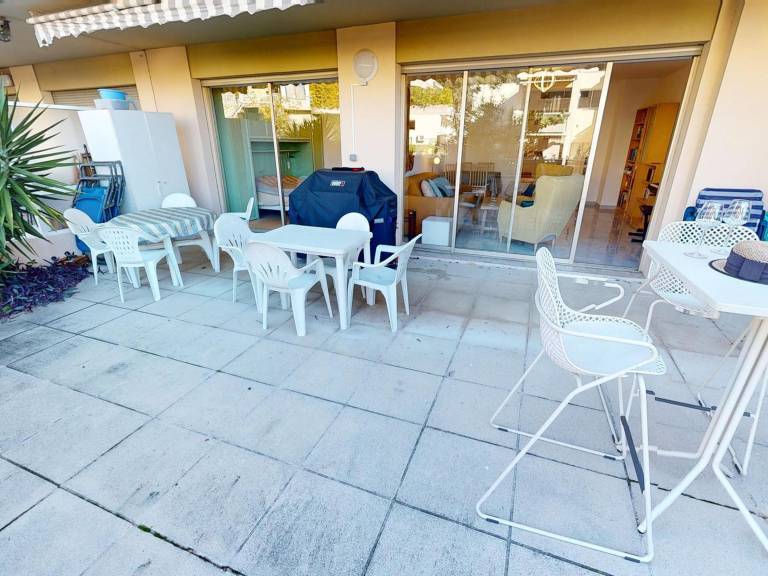 Apartment with pool — photo 2