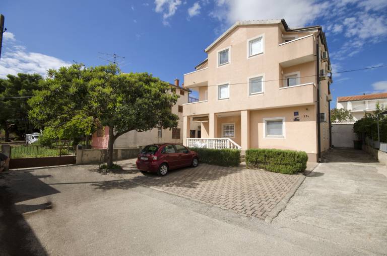 Holiday apartment with patio, BBQ & yard | Garden view | Close to the beach | Dogs allowed in Vodice