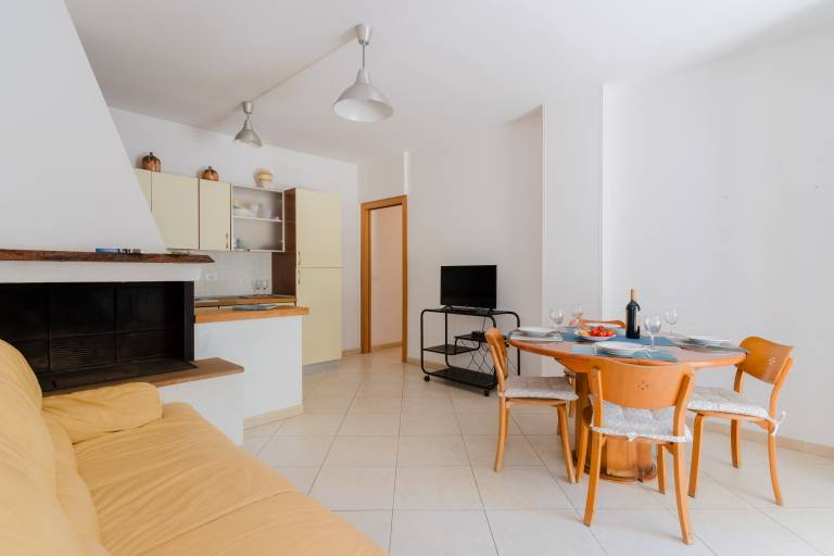 Rental apartment with yard & patio | City view — photo 4