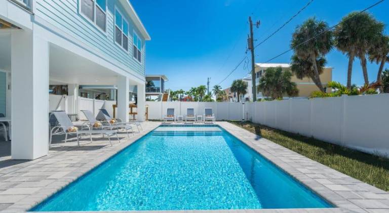 House with pool — photo 5