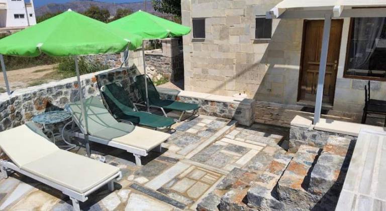Rental apartment with yard, grill & private pool — photo 5