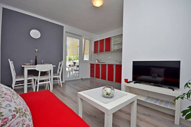 Wonderful apartment with yard, BBQ & patio | Garden view | Close to the beach | Pets are welcome in Vodice
