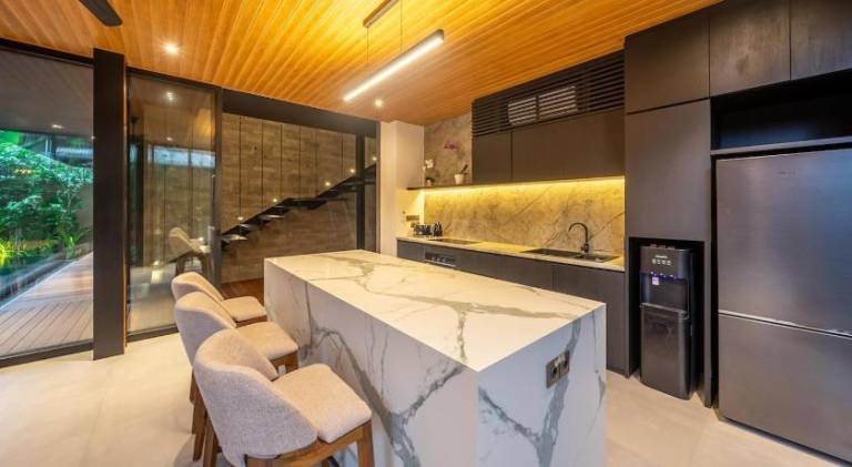 Villa with yard, terrace & private pool — photo 4
