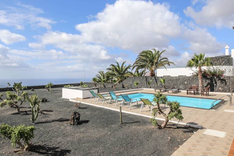 Fully equipped nice vacation home with yard, barbeque & terrace | Dogs allowed — photo 4