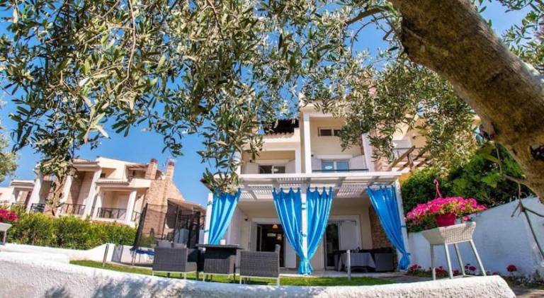 Villa with grill, patio & yard in Kassandra