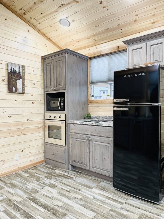 Knotty Bear tiny home 20 miles to West Yellowstone. WiFi - BBQ - fully equipped kitchen — photo 5
