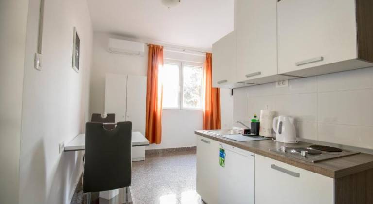 Apartment with patio — photo 3