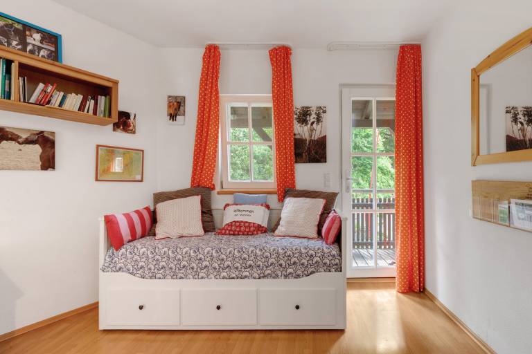 Holiday apartment with patio & yard | Garden view — photo 3