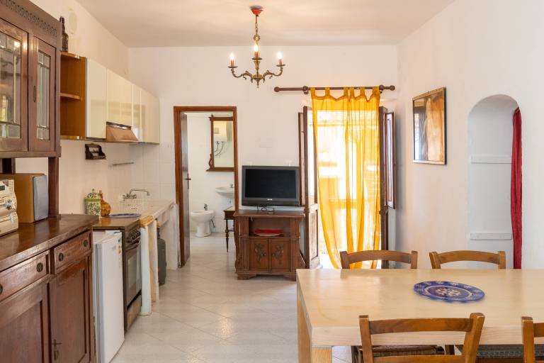Holiday apartment with yard | City view — photo 5
