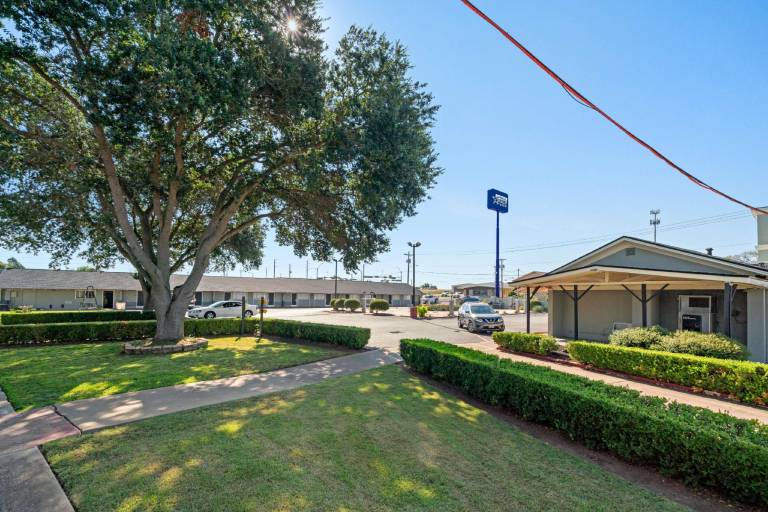 Americas Best Value Inn Brenham — photo 5