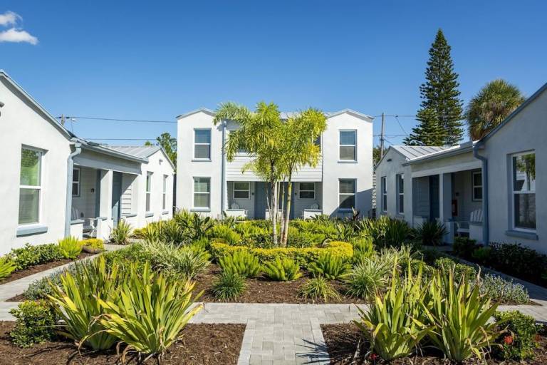 Wonderful serviced apartment with pool, barbeque & patio | Beach nearby | Pets allowed — photo 2