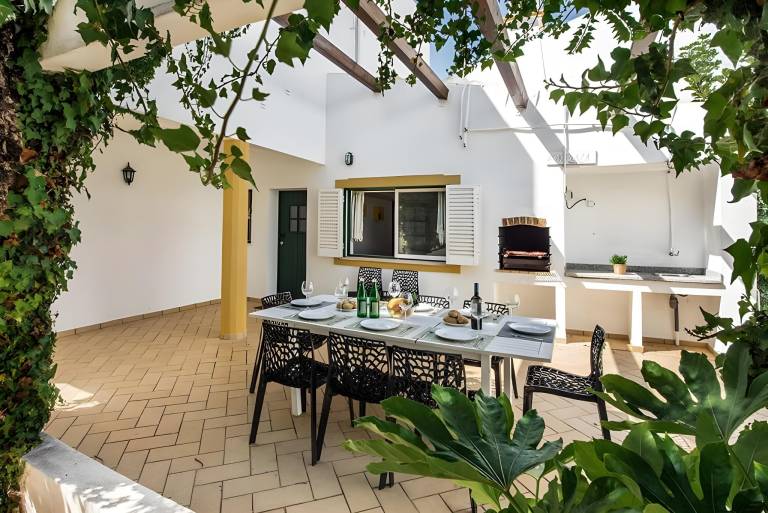 Villa with yard, grill & pool — photo 5
