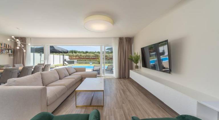 Villa with pool & hot tub — photo 2