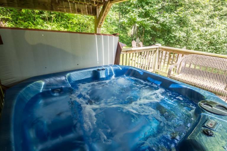 2 Cubs Cabin - Inviting cabin near Blowing Rock with hot tub, pool table, fire pit! — photo 2