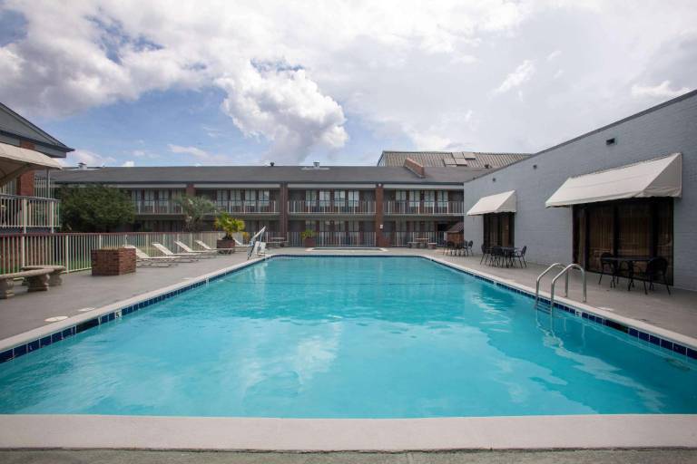 Super 8 by Wyndham Mobile I-65 — photo 2